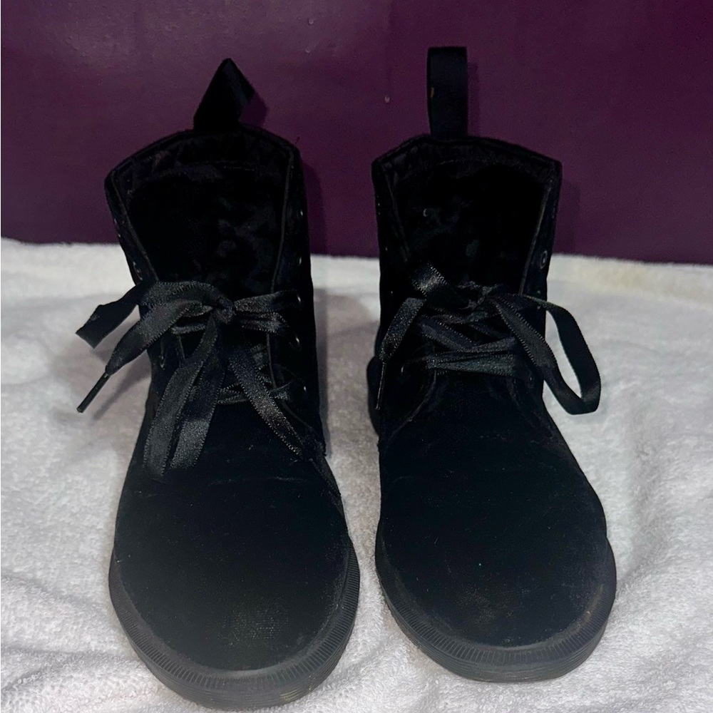 Dr. Martens Lana black short velvet boots